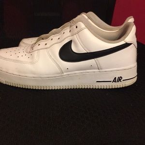 ‘’ Nike air force 1 07’’ does come with laces